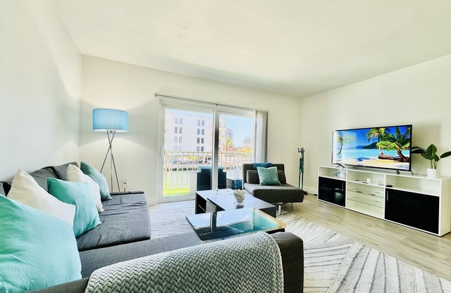 Coastal Charm: Waterfront, Free Parking, walk to the beach