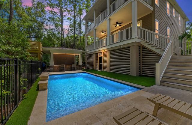 Coastal Charm, Walk to Beach, 2 Primary Suites, Outdoor Cabana and Bar!