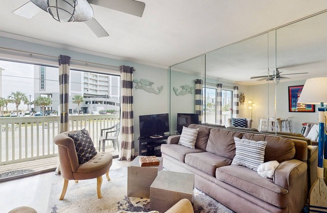 Coastal condo 100 yards from the beach w/balcony - walk everywhere!