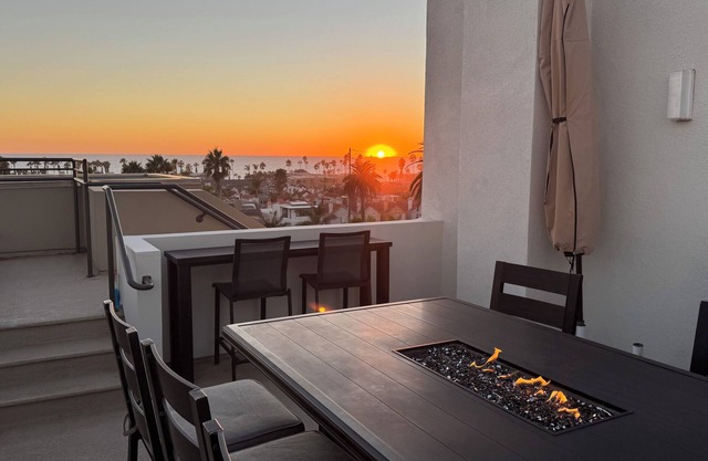 Coastal Condo Mid-Term Rental w/Roof-top Ocean, City, Mountain View Patio