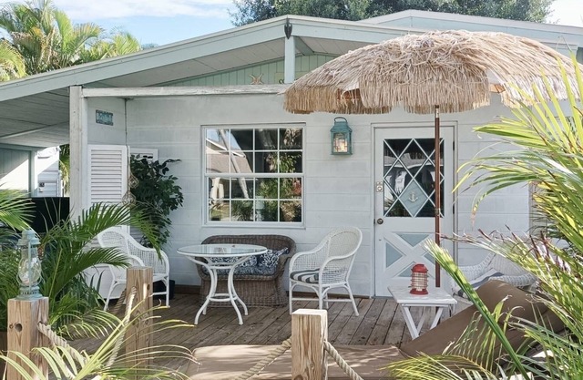 Coastal Cottage, 3/4 mi to Vanderbilt Beach & Delnore Wiggins, Two Private Decks