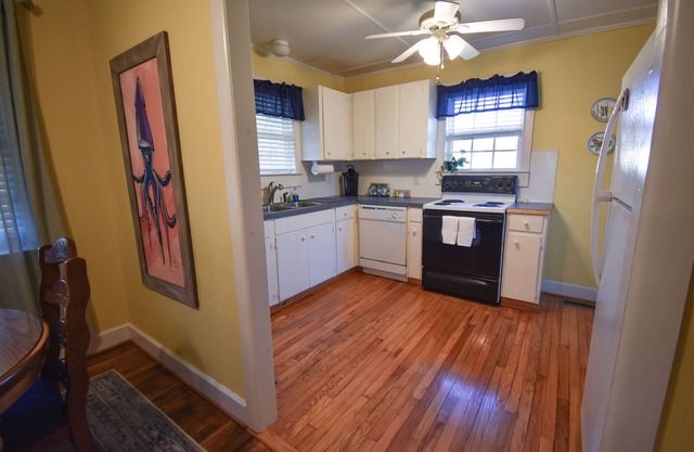 Coastal Cottage, Close to CHS, Boaters Paradise