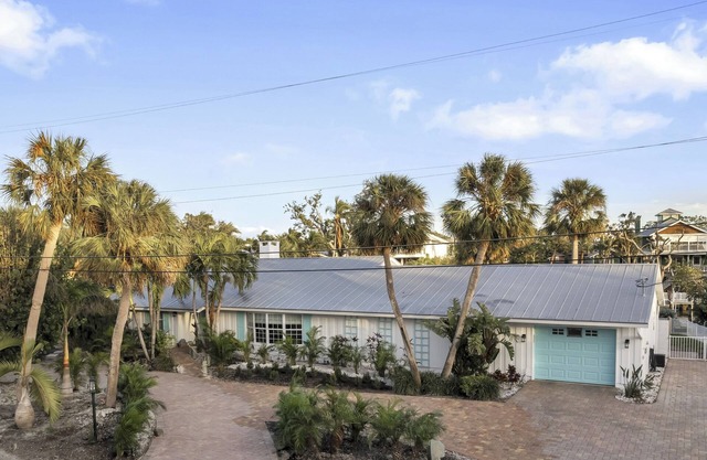Coastal Escape in Sarasota – Siesta Key Beach & Kayak-Friendly Sandbar