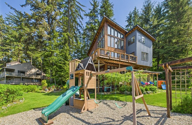 Coastal Escape w/Sauna, Soaking Tub & Bay Views