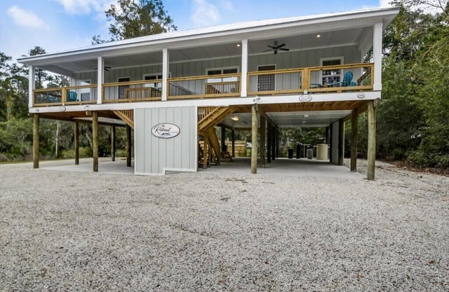 Coastal Getaway – 2BR, Near Boat Ramp & Ferry
