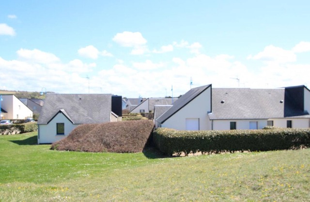 Coastal Getaway: Cozy Ground-Floor Home with Wifi, Pet-Friendly, Near Beach