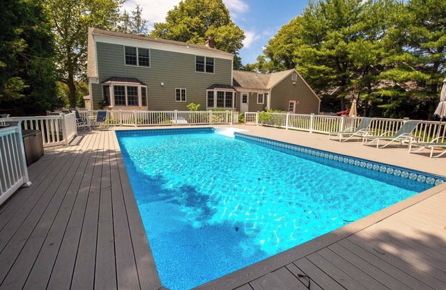 Coastal Haven: Private Pool, Bay Access