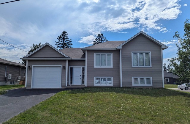 Coastal Haven: Spacious 4-Bedroom Home Just 15 Minutes from the Beach