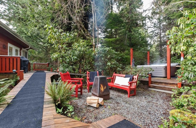 Coastal Haven-Steps from beach, Hot tub, Piano, BBQ