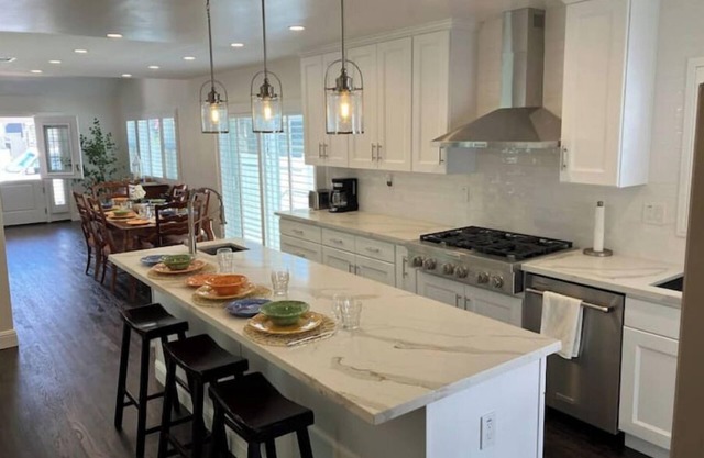 Coastal Island Cottage, walk to the beach and walking paths along the waterfront