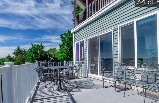 Coastal like home suite with stunning views. Private entrance.