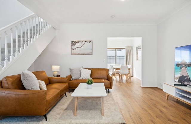 Coastal Luxury: 3-Bed Townhouse 150m from Beach