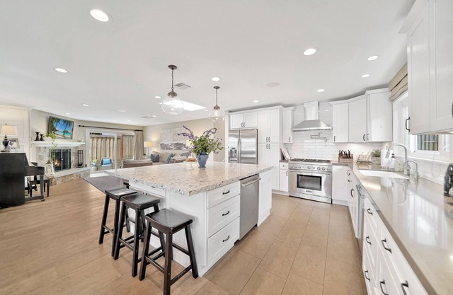 Coastal Luxury: 4bd/4bth, Hot Tub, Pool Table, Yard, Walk to Beach