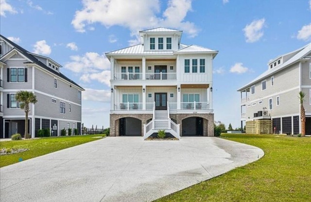COASTAL POINT OF VIEW! nLOCATED IN MURRELLS INLET/GARDEN CITY! nOCEANFRONT
