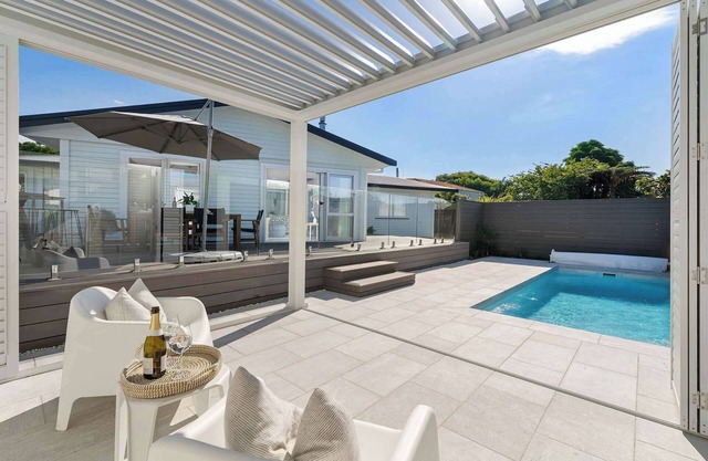 Coastal Retreat - Poolside Mt Maunganui