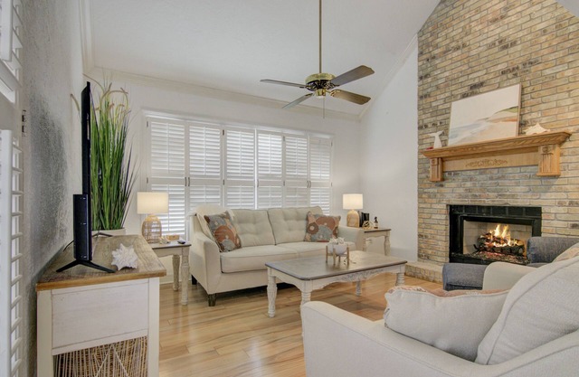 Coastal Style Townhome next to Golf Course - Sleeps up to 8