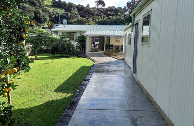 Cockle Bay Cottage ~ Family Getaway at Shelly Beach ~ Boat Parking ~ Sleeps 10
