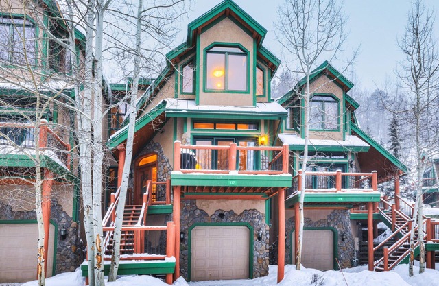 Cocobolo Chalet w/Private Hot Tub, Short walk to town, and amazing views