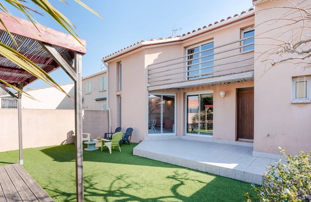 COL-102- 5 room holiday home in Gruissan
