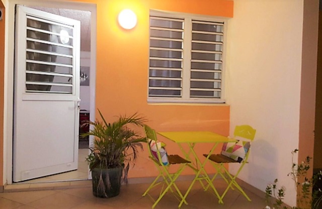 COLIBRI PAYS on the heights of fort de france fully equipped