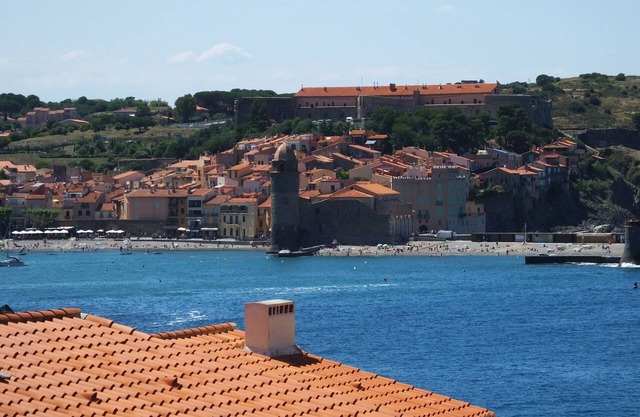 Collioure - Beachside Apartment Parking - Joey