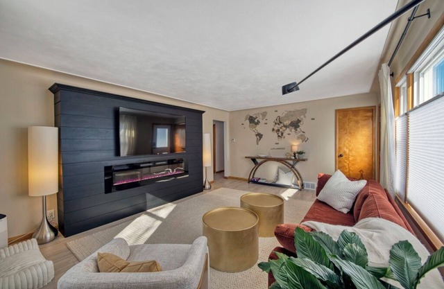 Color Season is Here! Mid-modern 2 beds with King/Queen