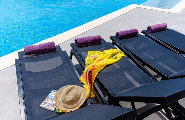 Colorful Apartment w/Seaview and Pool - 3 Min from the Beach - Coral Estate
