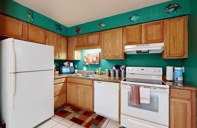 Colorful home with water view, close to river access, fishing, with WiFi, AC