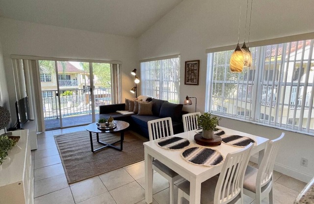 Come cozy up in this modern, bright and airy West Boca Raton apartment