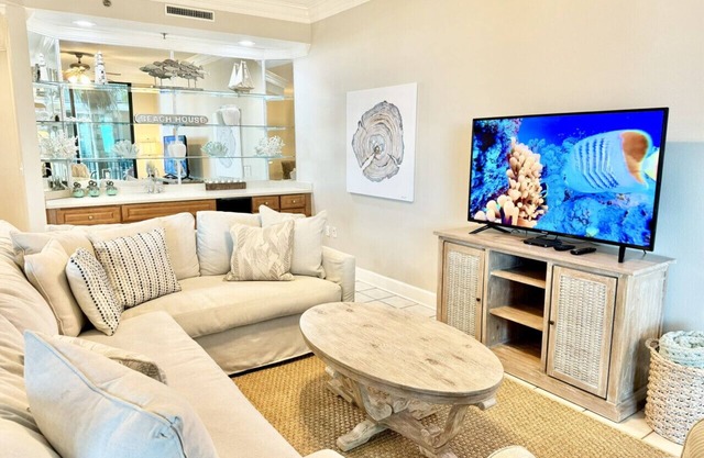 Come Dip Your Paws In The Water! Elite Pet Friendly Condo On Ground Floor