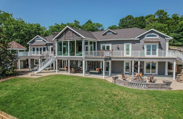 Come Enjoy Autumn at the Lake – Luxury Home with Dock, Ramp & Relaxing Views