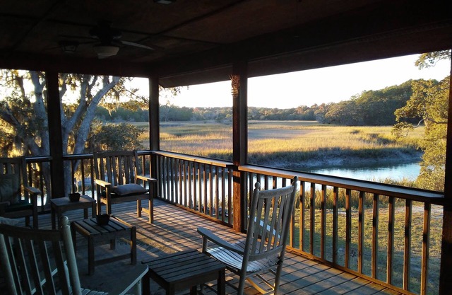 Come Enjoy Paradise With On-Site Dock And Lovely Sunsets