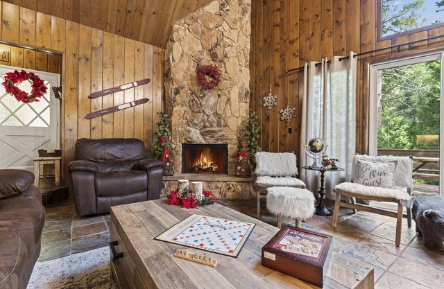 Come relax in our cozy cabin surrounded by trees! Quiet mountain getaway!
