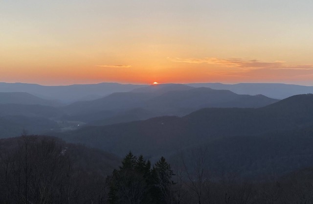 Come see the Fall colors and hike or bike. Enjoy in-outdoor fireplaces & hot tub