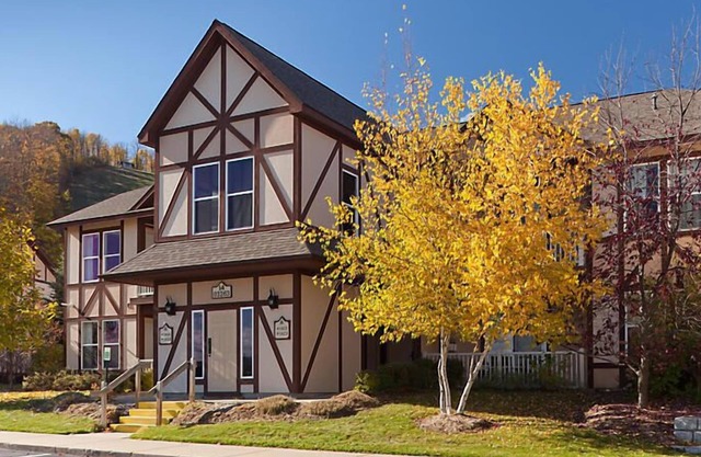 Come Ski at our Boyne Mountain Resort w/seasonal pool, indoor hot tub, gym & game room
