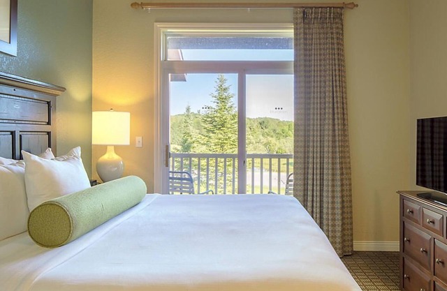 Come Ski at our Boyne Mountain Resort w/seasonal pool, indoor hot tub, gym & game room