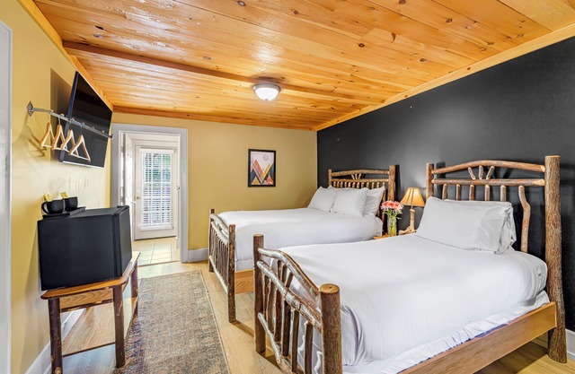Come stay at the Alpine Lodge!