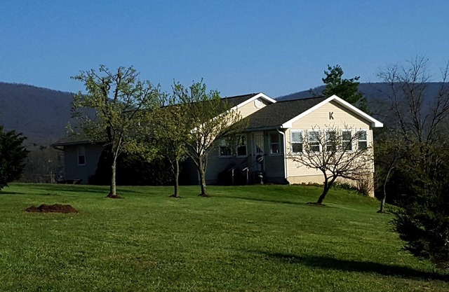 Come view the foliage of the Shenandoah Valley. Mt. Views. Pool table, ping pong