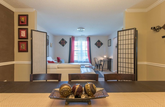 Comfort and Style on the Colonnade