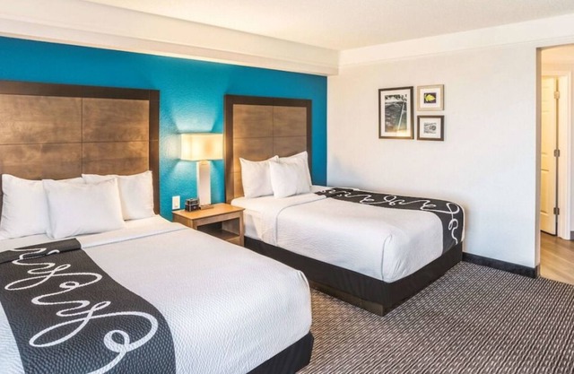 Comfort & Convenience, 2 Sleek Units, Free Breakfast, Free Parking, Pool