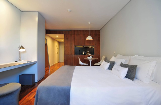 Comfort & Relaxation! Unit at Altis Prime w/Full Kitchen, Onsite Jacuzzi!