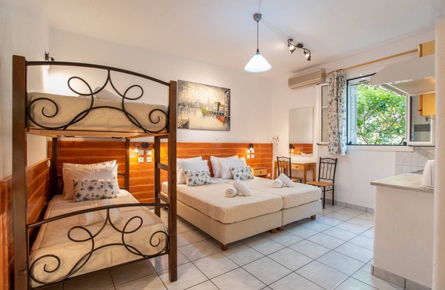 Comfort Room 28 m² (3-4 Adults) - Semi Basement near Livadia Beach 300m.