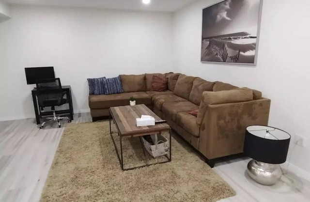Comfortable 2 Bedroom Basement Suite in SW Calgary