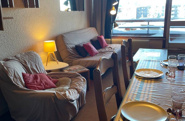 Comfortable 2-BR apartment 50 m from slopes