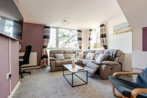 Comfortable 3-Storey House with Free Car Parking