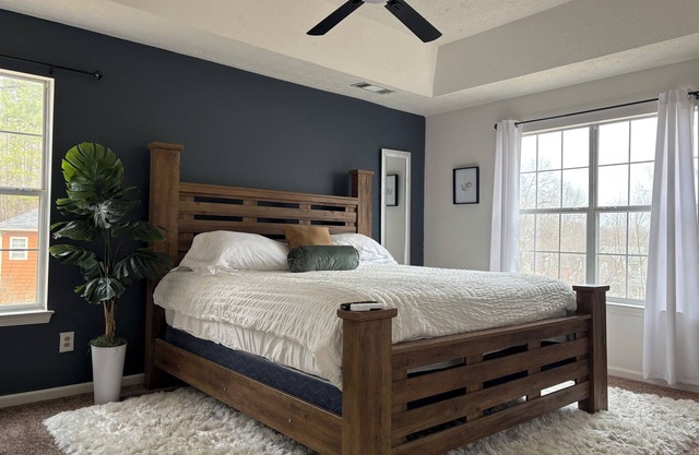 Comfortable 4-bedroom house with AC and WiFi. Minutes away from 6 flags.