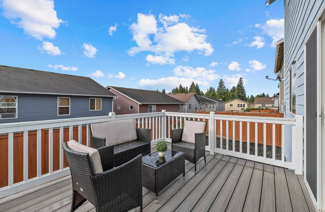 Comfortable 4BR Home｜ Main Floor Bedroom & Patio｜ Dedicated Workspace #41847