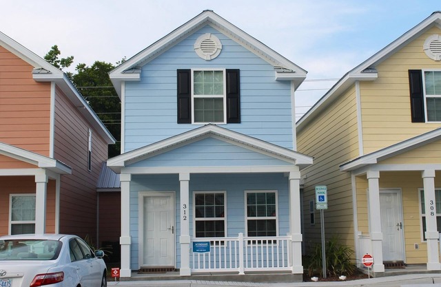 Comfortable and Clean Townhouse, One Block From beach