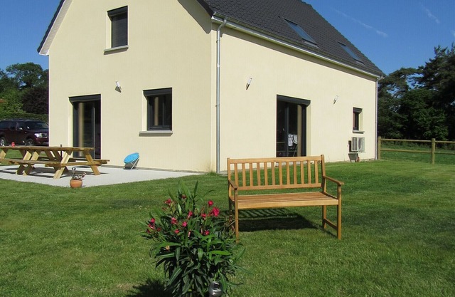 Comfortable and spacious house (sleeps 10), quiet - 3 km from the beach