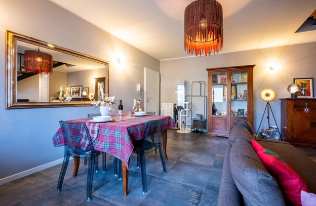 Comfortable apartment located on the second floor of a building without lift.In 60 m2 of space it comfortably accommodates two people, with one bedroom.There are internal stairs that are NOT accessible.Small building with a green space and ample free par